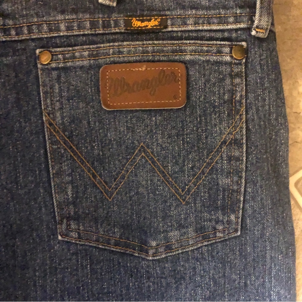 Classic Men's Dark Blue Denim Jeans
Wrangler Advance Comfort
Size 32
EUC